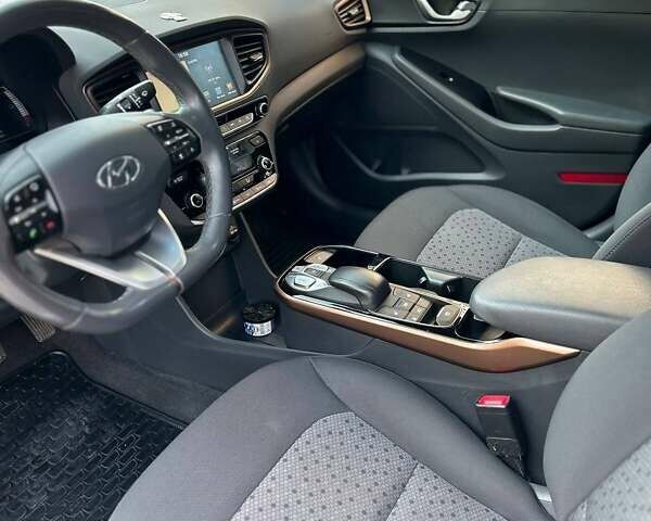 Белый Хендай Ioniq, объемом двигателя 0 л и пробегом 62 тыс. км за 14100 $, фото 46 на Automoto.ua