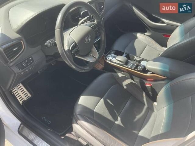 Белый Хендай Ioniq, объемом двигателя 0 л и пробегом 124 тыс. км за 15000 $, фото 15 на Automoto.ua