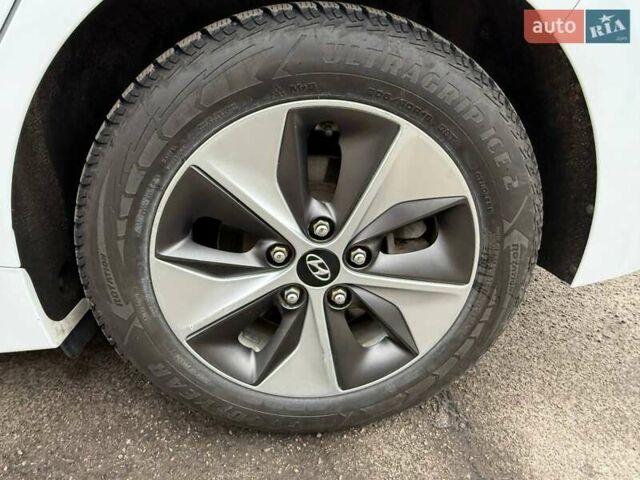 Білий Хендай Ioniq, об'ємом двигуна 0 л та пробігом 89 тис. км за 16500 $, фото 23 на Automoto.ua