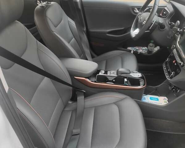 Белый Хендай Ioniq, объемом двигателя 0 л и пробегом 124 тыс. км за 15000 $, фото 28 на Automoto.ua