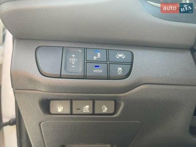 Белый Хендай Ioniq, объемом двигателя 0 л и пробегом 124 тыс. км за 15000 $, фото 10 на Automoto.ua