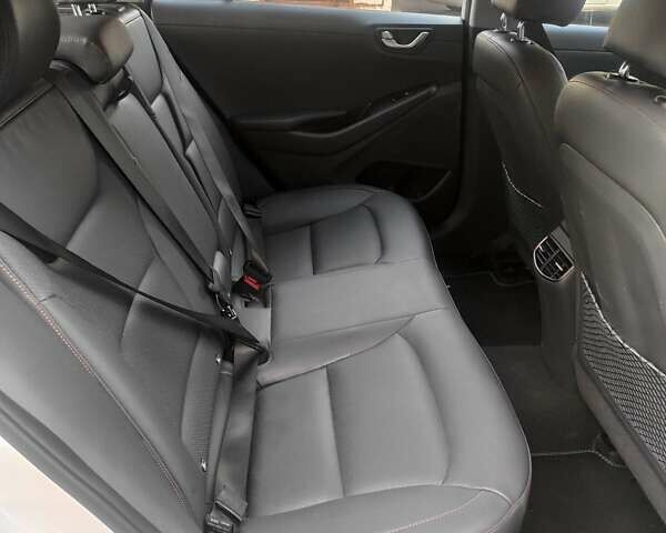 Белый Хендай Ioniq, объемом двигателя 0 л и пробегом 124 тыс. км за 15000 $, фото 27 на Automoto.ua