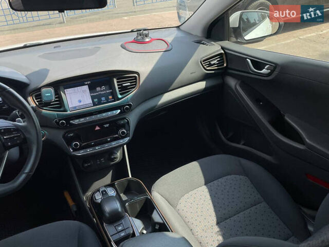 Белый Хендай Ioniq, объемом двигателя 0 л и пробегом 103 тыс. км за 15900 $, фото 17 на Automoto.ua