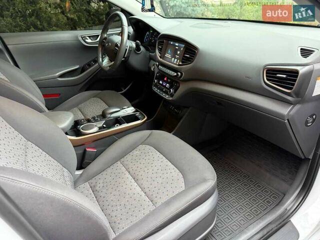 Білий Хендай Ioniq, об'ємом двигуна 0 л та пробігом 89 тис. км за 16500 $, фото 6 на Automoto.ua