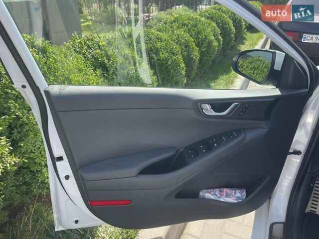 Белый Хендай Ioniq, объемом двигателя 0 л и пробегом 124 тыс. км за 15000 $, фото 14 на Automoto.ua