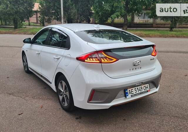 Белый Хендай Ioniq, объемом двигателя 0 л и пробегом 18 тыс. км за 19999 $, фото 18 на Automoto.ua