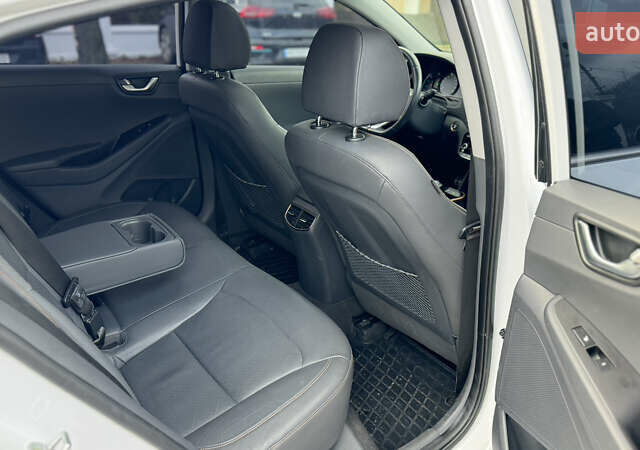 Белый Хендай Ioniq, объемом двигателя 0 л и пробегом 130 тыс. км за 15500 $, фото 9 на Automoto.ua