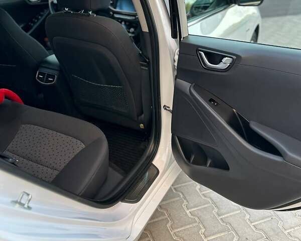 Белый Хендай Ioniq, объемом двигателя 0 л и пробегом 62 тыс. км за 14100 $, фото 37 на Automoto.ua