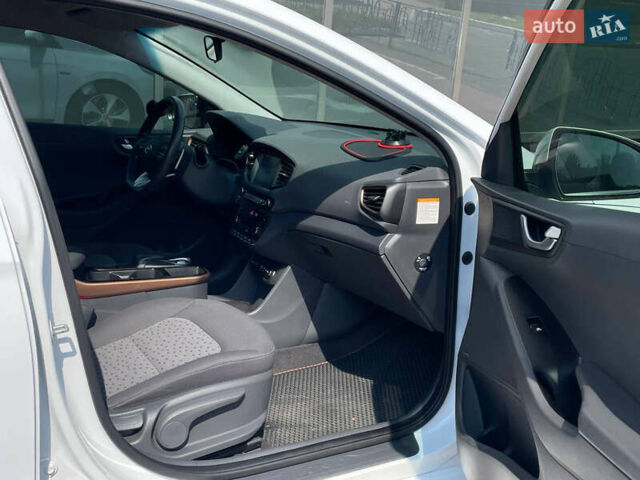 Белый Хендай Ioniq, объемом двигателя 0 л и пробегом 103 тыс. км за 15900 $, фото 10 на Automoto.ua