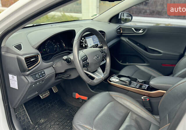 Белый Хендай Ioniq, объемом двигателя 0 л и пробегом 130 тыс. км за 15500 $, фото 7 на Automoto.ua
