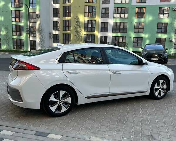 Белый Хендай Ioniq, объемом двигателя 0 л и пробегом 62 тыс. км за 14100 $, фото 18 на Automoto.ua