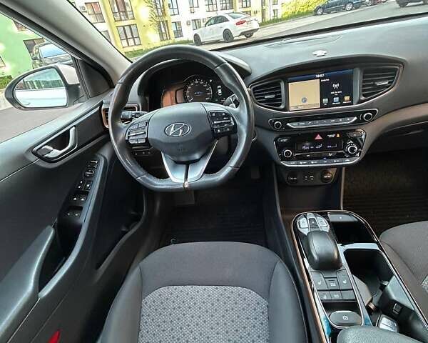 Белый Хендай Ioniq, объемом двигателя 0 л и пробегом 62 тыс. км за 14100 $, фото 52 на Automoto.ua