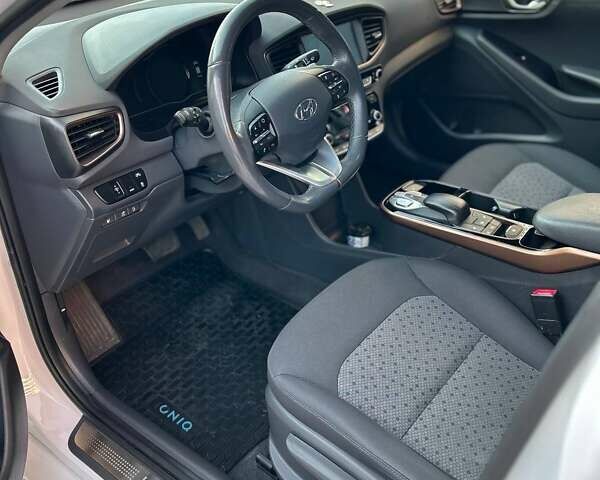 Белый Хендай Ioniq, объемом двигателя 0 л и пробегом 62 тыс. км за 14100 $, фото 54 на Automoto.ua