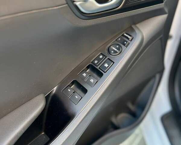 Белый Хендай Ioniq, объемом двигателя 0 л и пробегом 62 тыс. км за 14100 $, фото 55 на Automoto.ua