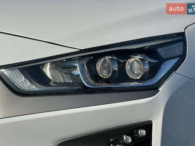 Білий Хендай Ioniq, об'ємом двигуна 0 л та пробігом 97 тис. км за 10250 $, фото 4 на Automoto.ua