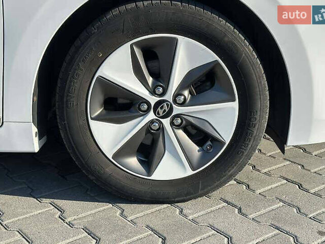 Білий Хендай Ioniq, об'ємом двигуна 0 л та пробігом 97 тис. км за 10250 $, фото 5 на Automoto.ua