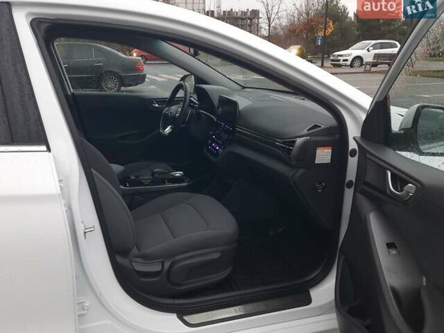 Белый Хендай Ioniq, объемом двигателя 0 л и пробегом 148 тыс. км за 15799 $, фото 48 на Automoto.ua