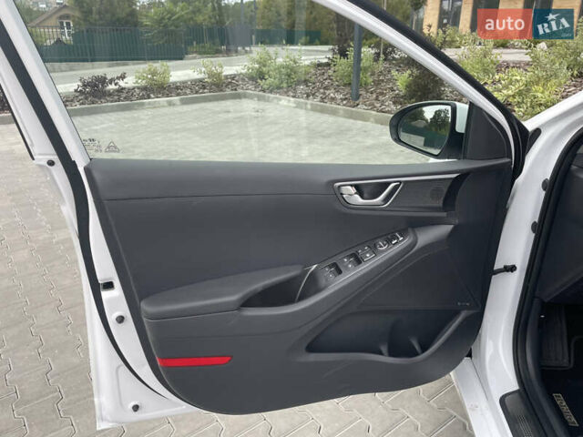 Белый Хендай Ioniq, объемом двигателя 0 л и пробегом 127 тыс. км за 14900 $, фото 5 на Automoto.ua