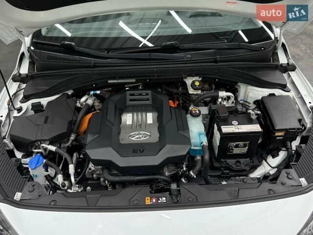 Белый Хендай Ioniq, объемом двигателя 0 л и пробегом 117 тыс. км за 16879 $, фото 9 на Automoto.ua