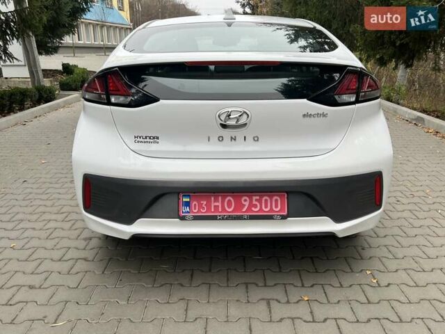 Белый Хендай Ioniq, объемом двигателя 0 л и пробегом 66 тыс. км за 14900 $, фото 3 на Automoto.ua