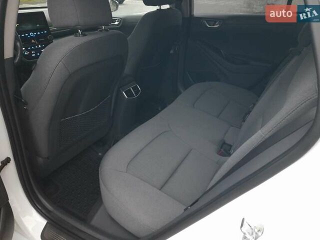 Белый Хендай Ioniq, объемом двигателя 0 л и пробегом 148 тыс. км за 15799 $, фото 38 на Automoto.ua