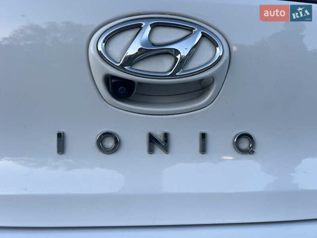 Білий Хендай Ioniq, об'ємом двигуна 0 л та пробігом 130 тис. км за 14799 $, фото 13 на Automoto.ua