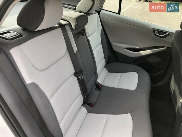 Белый Хендай Ioniq, объемом двигателя 0 л и пробегом 34 тыс. км за 23800 $, фото 6 на Automoto.ua