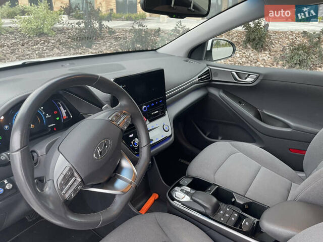 Белый Хендай Ioniq, объемом двигателя 0 л и пробегом 127 тыс. км за 14900 $, фото 7 на Automoto.ua