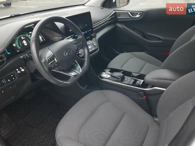 Белый Хендай Ioniq, объемом двигателя 0 л и пробегом 148 тыс. км за 15799 $, фото 23 на Automoto.ua