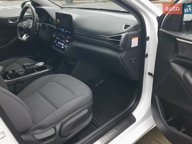 Белый Хендай Ioniq, объемом двигателя 0 л и пробегом 148 тыс. км за 15799 $, фото 52 на Automoto.ua