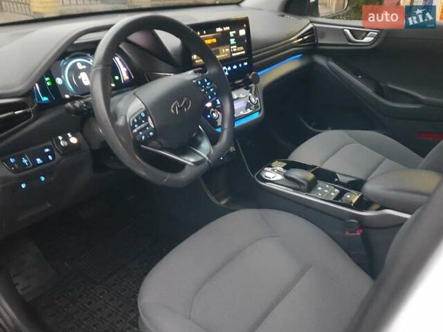 Белый Хендай Ioniq, объемом двигателя 0 л и пробегом 148 тыс. км за 15799 $, фото 58 на Automoto.ua