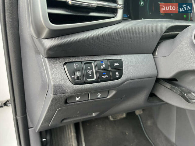 Белый Хендай Ioniq, объемом двигателя 0 л и пробегом 73 тыс. км за 15650 $, фото 10 на Automoto.ua