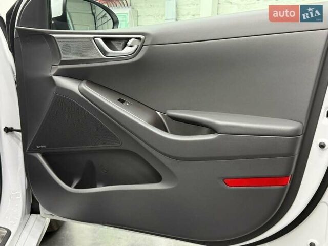 Белый Хендай Ioniq, объемом двигателя 0 л и пробегом 117 тыс. км за 16879 $, фото 28 на Automoto.ua