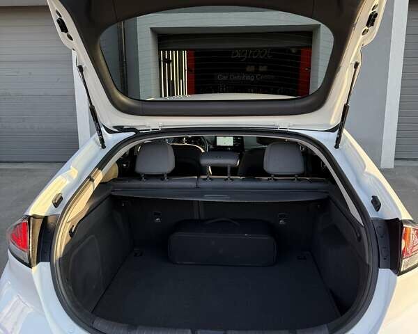 Белый Хендай Ioniq, объемом двигателя 0 л и пробегом 102 тыс. км за 15700 $, фото 5 на Automoto.ua