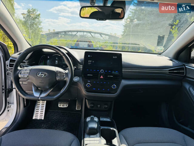 Белый Хендай Ioniq, объемом двигателя 0 л и пробегом 68 тыс. км за 16300 $, фото 11 на Automoto.ua
