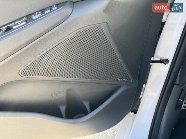 Белый Хендай Ioniq, объемом двигателя 0 л и пробегом 133 тыс. км за 15000 $, фото 17 на Automoto.ua