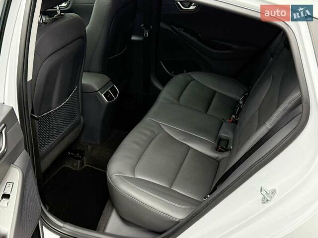 Белый Хендай Ioniq, объемом двигателя 0 л и пробегом 117 тыс. км за 16879 $, фото 32 на Automoto.ua