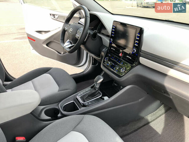 Белый Хендай Ioniq, объемом двигателя 0 л и пробегом 34 тыс. км за 23800 $, фото 5 на Automoto.ua