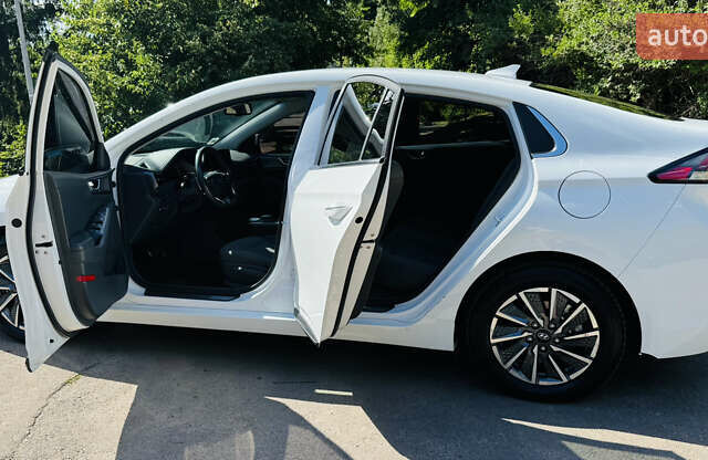 Белый Хендай Ioniq, объемом двигателя 0 л и пробегом 68 тыс. км за 16300 $, фото 8 на Automoto.ua