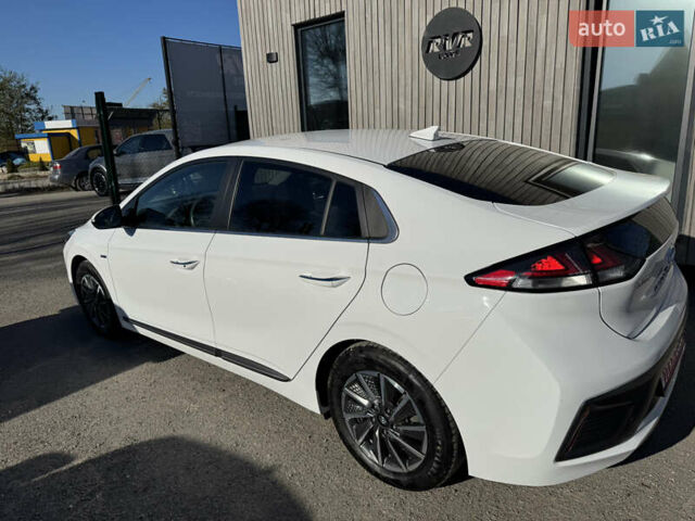 Белый Хендай Ioniq, объемом двигателя 0 л и пробегом 133 тыс. км за 15000 $, фото 6 на Automoto.ua