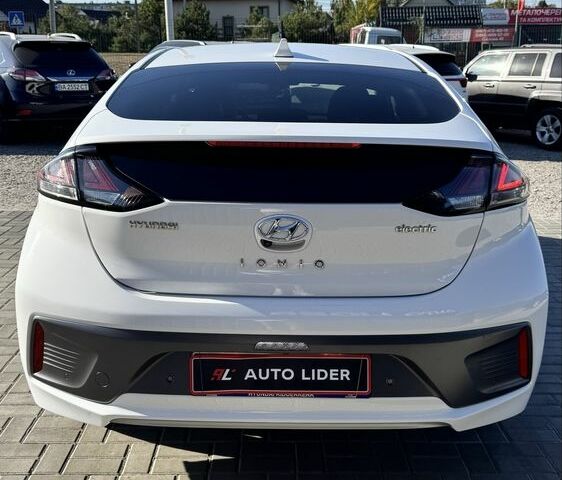 Белый Хендай Ioniq, объемом двигателя 0 л и пробегом 131 тыс. км за 16200 $, фото 4 на Automoto.ua