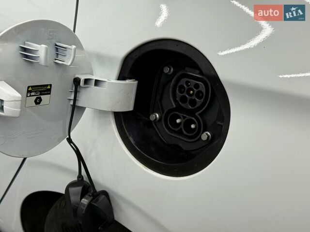 Белый Хендай Ioniq, объемом двигателя 0 л и пробегом 117 тыс. км за 16879 $, фото 7 на Automoto.ua
