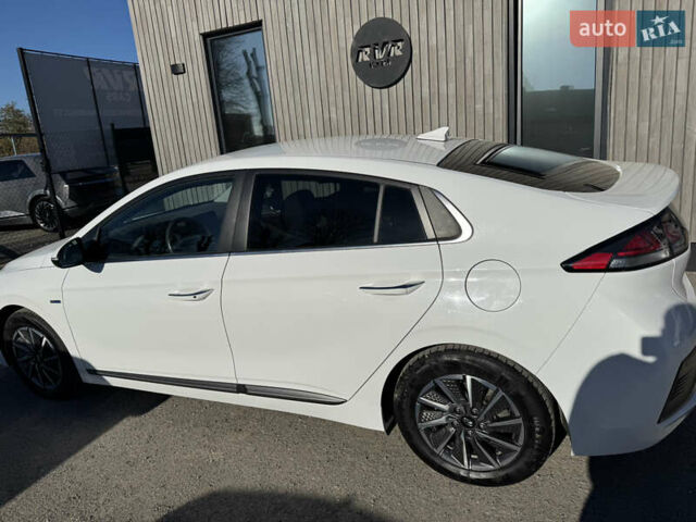 Белый Хендай Ioniq, объемом двигателя 0 л и пробегом 133 тыс. км за 15000 $, фото 7 на Automoto.ua