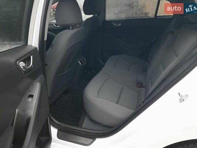 Белый Хендай Ioniq, объемом двигателя 0 л и пробегом 148 тыс. км за 15799 $, фото 36 на Automoto.ua