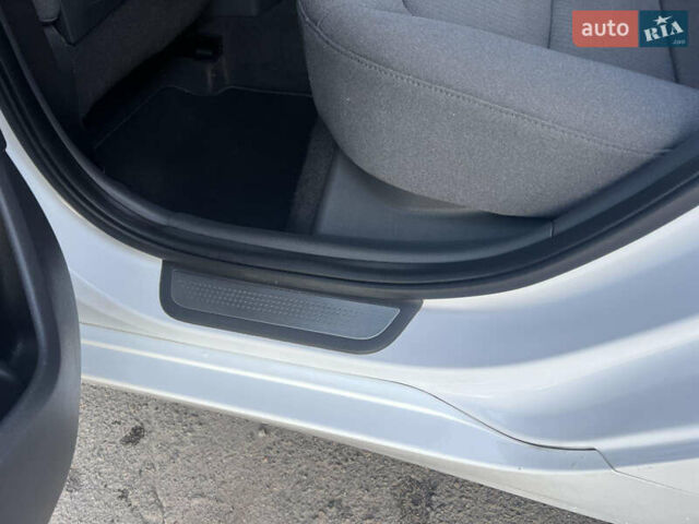 Білий Хендай Ioniq, об'ємом двигуна 0 л та пробігом 130 тис. км за 14799 $, фото 22 на Automoto.ua