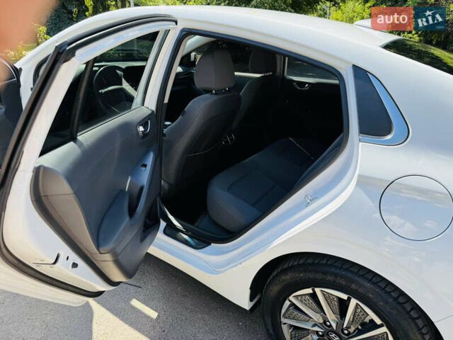 Белый Хендай Ioniq, объемом двигателя 0 л и пробегом 68 тыс. км за 16300 $, фото 9 на Automoto.ua