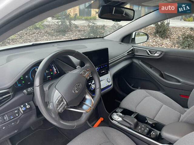 Белый Хендай Ioniq, объемом двигателя 0 л и пробегом 127 тыс. км за 14900 $, фото 6 на Automoto.ua