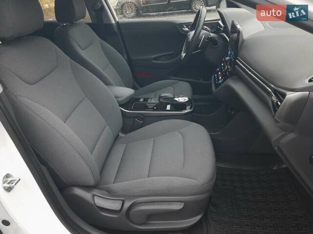 Белый Хендай Ioniq, объемом двигателя 0 л и пробегом 148 тыс. км за 15799 $, фото 50 на Automoto.ua