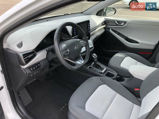 Белый Хендай Ioniq, объемом двигателя 0 л и пробегом 34 тыс. км за 23800 $, фото 11 на Automoto.ua