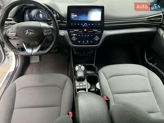 Белый Хендай Ioniq, объемом двигателя 0 л и пробегом 66 тыс. км за 14900 $, фото 10 на Automoto.ua